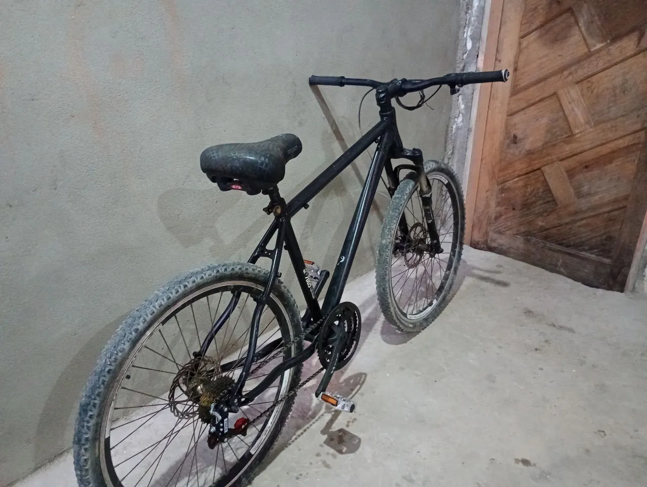 Bicicleta o quadro dela é todo de alumínio