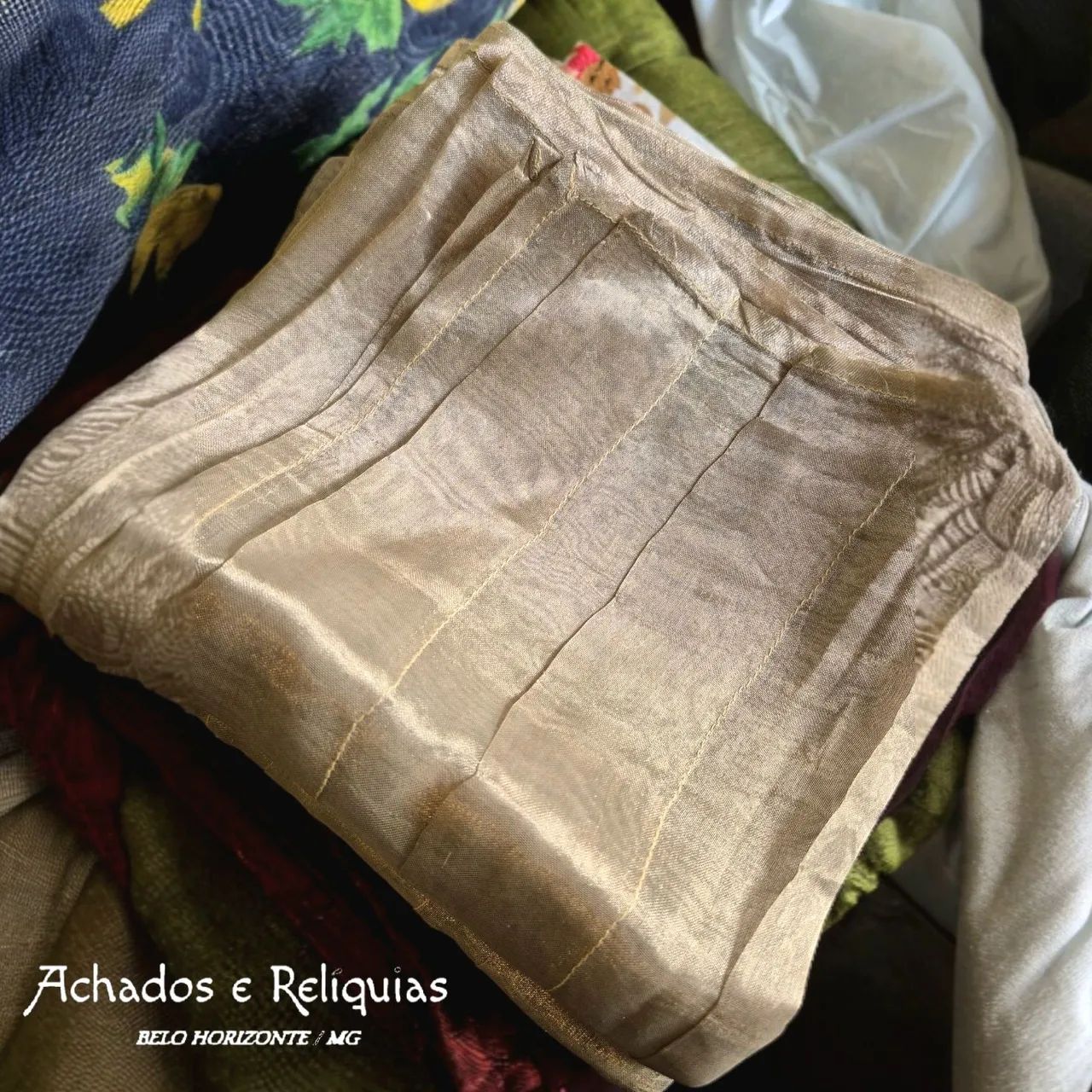 Discretos e elegantes Caminhos de Mesa em tom bege em tecido Organza acetinada