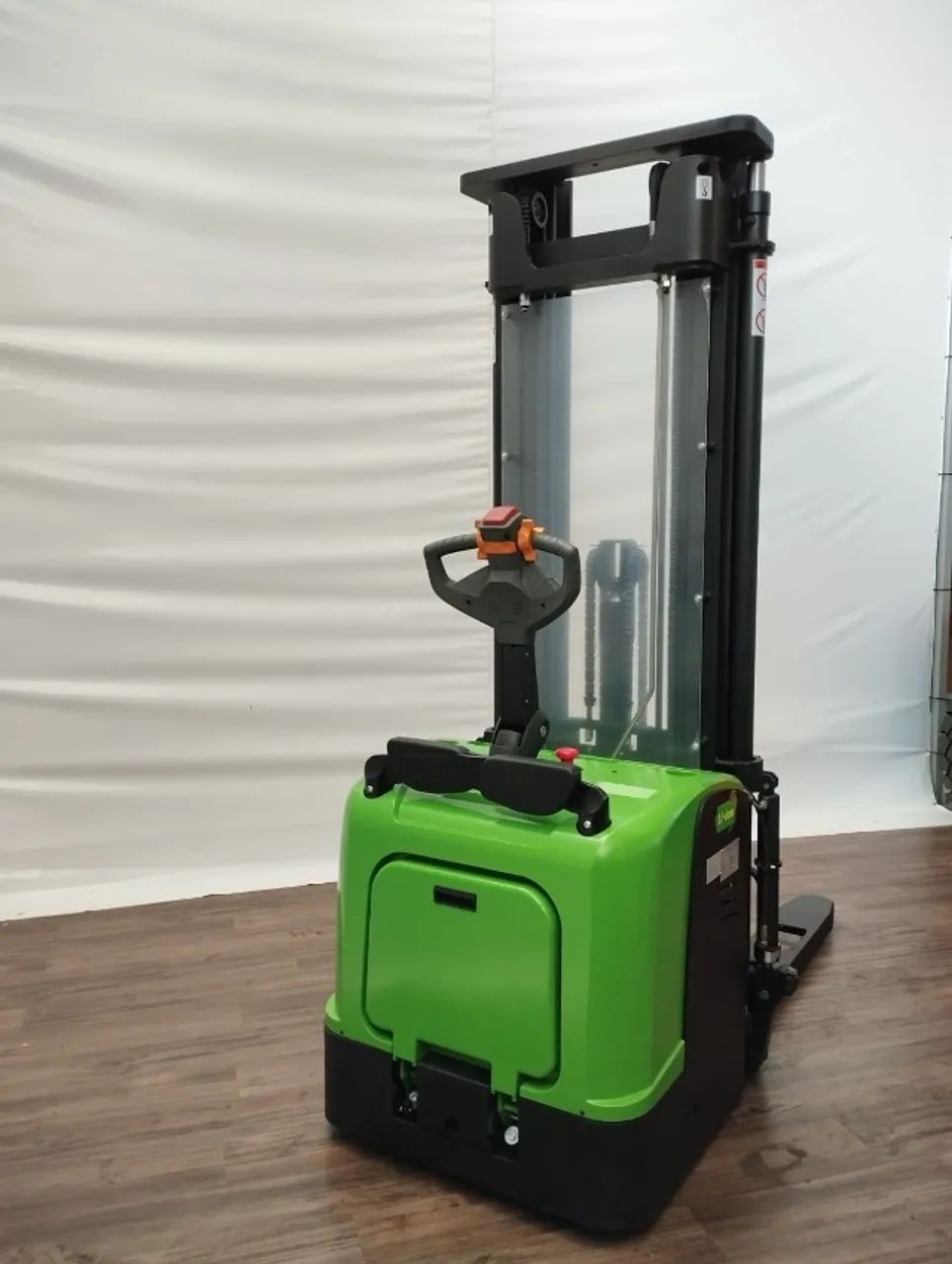 Empilhadeira Patolada Elétrica Plasnox - 2Ton. 5,6M (Montadora: Heli) - Foto 2