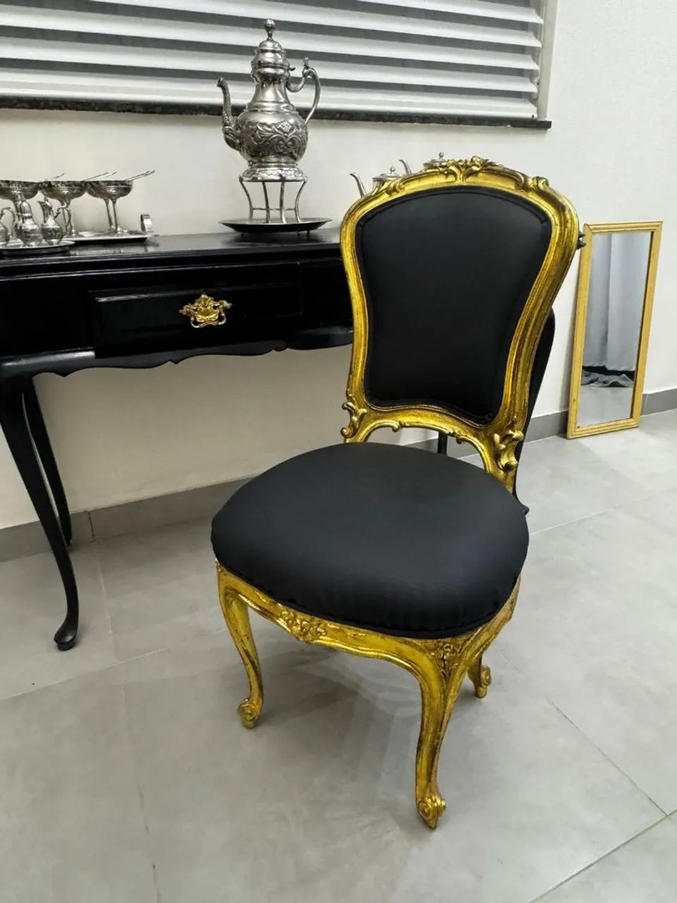 Cadeira Luis XV Dourada com Assento Preto - Foto 2