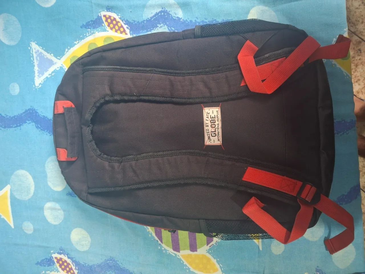 Mochila Globe preta com detalhes em vermelho - Foto 2