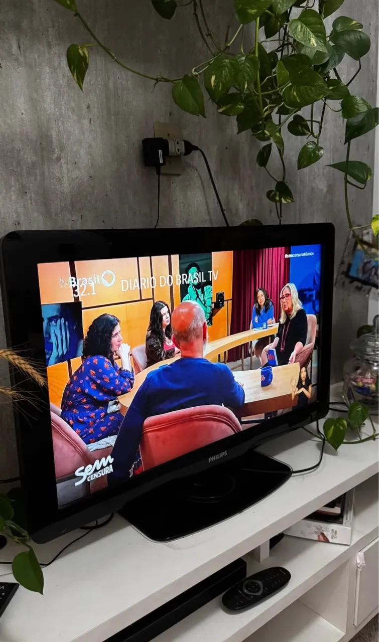 TV Philips 32 polegadas (modelo antigo, por isso aparenta ser bem maior)63824116404609120