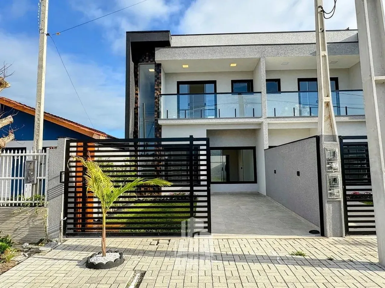 Sobrado 3 quartos, quadra mar em Praia de Leste
