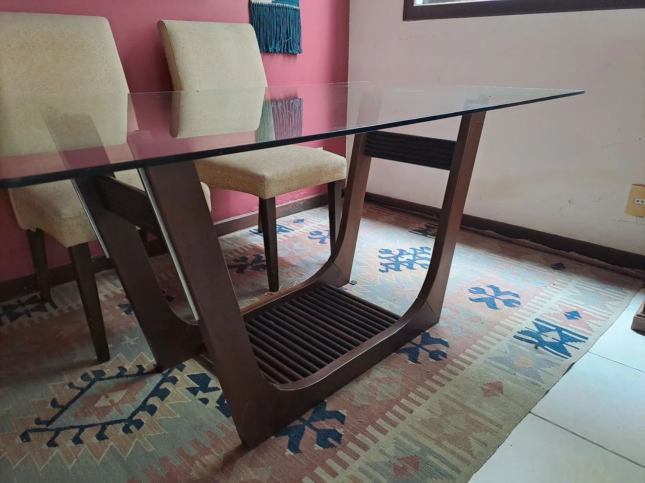 MESA DE JANTAR (6 lugares) com 4 cadeiras  e base de madeira maciça com tampo de vidro.  - Foto 2