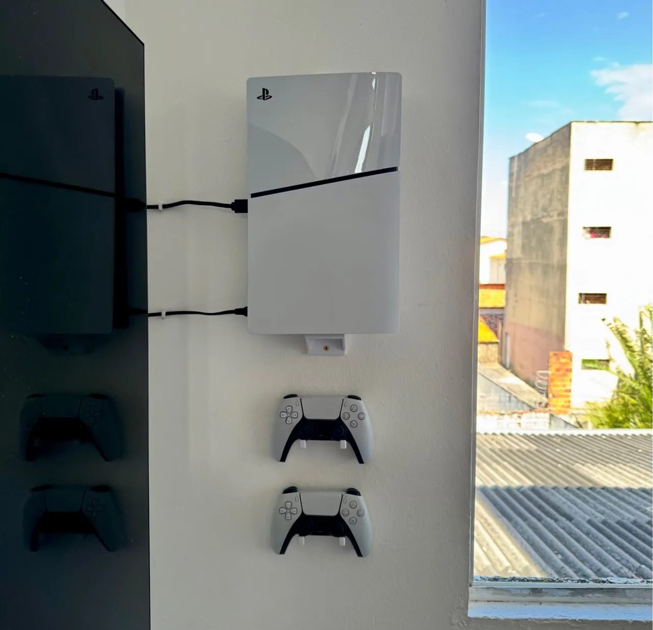PlayStation 5 Slim 1TB + 2 Controles + 1 Jogo