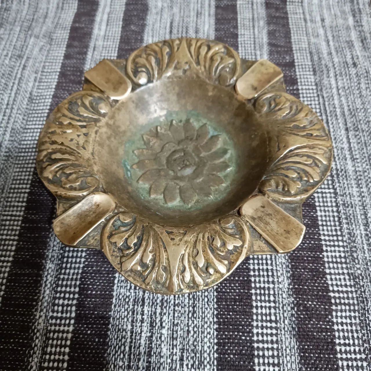 Cinzeiro antigo em bronze