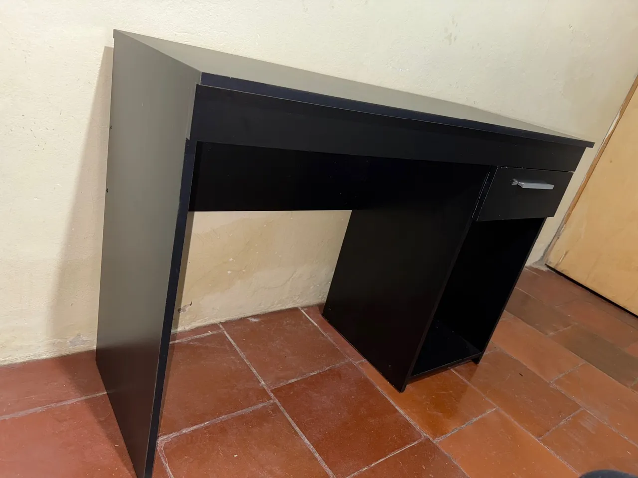 Mesa de escritório preta com gaveta