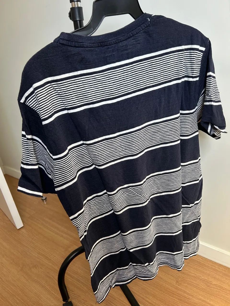 Camiseta listrada azul marinho - Foto 3