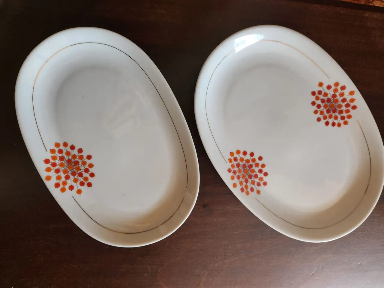 Pratos de Cerâmica Ovais com Detalhes Florais cores vermelho e laranja