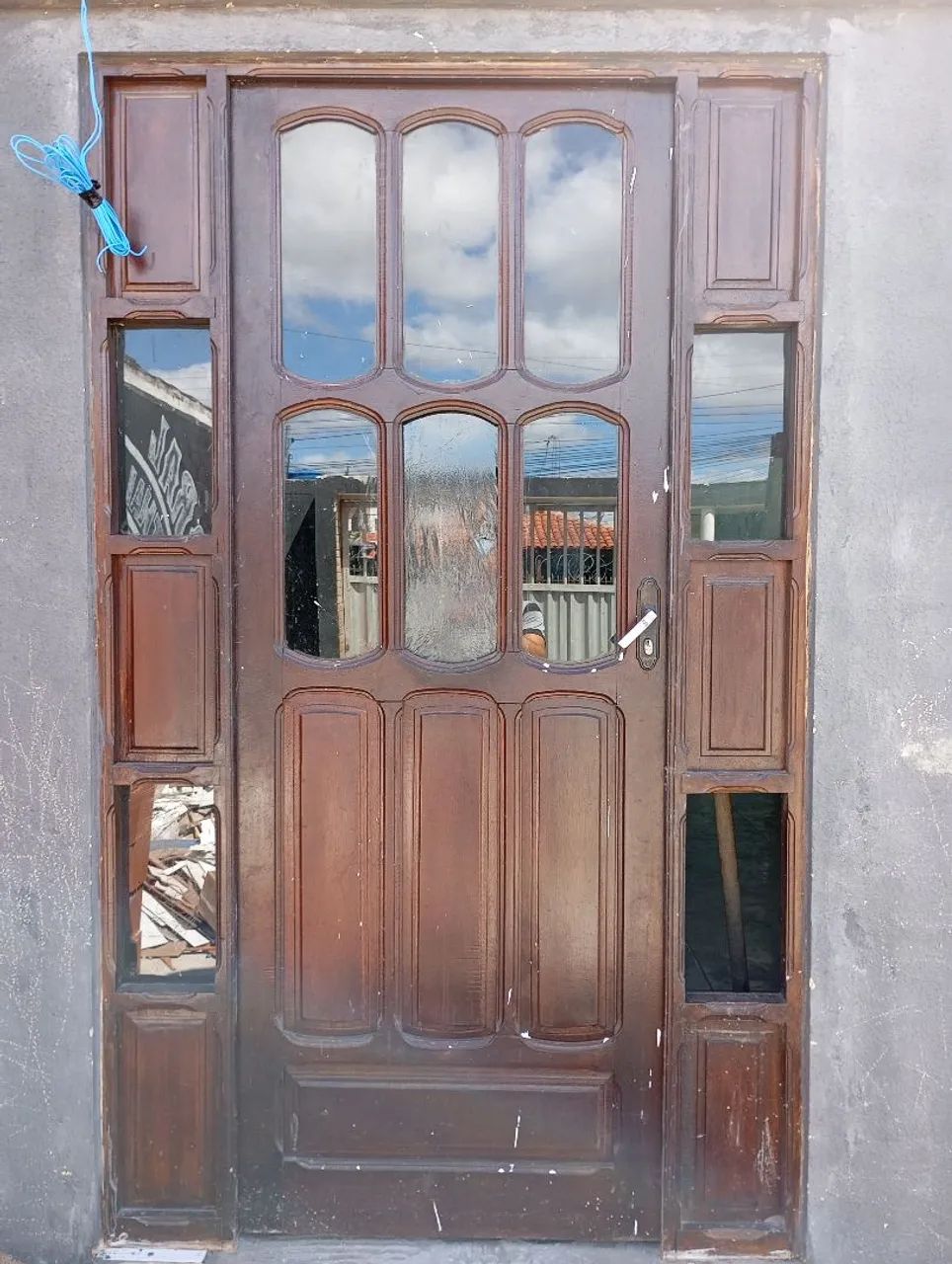 Porta de madeira maciça com vidros *