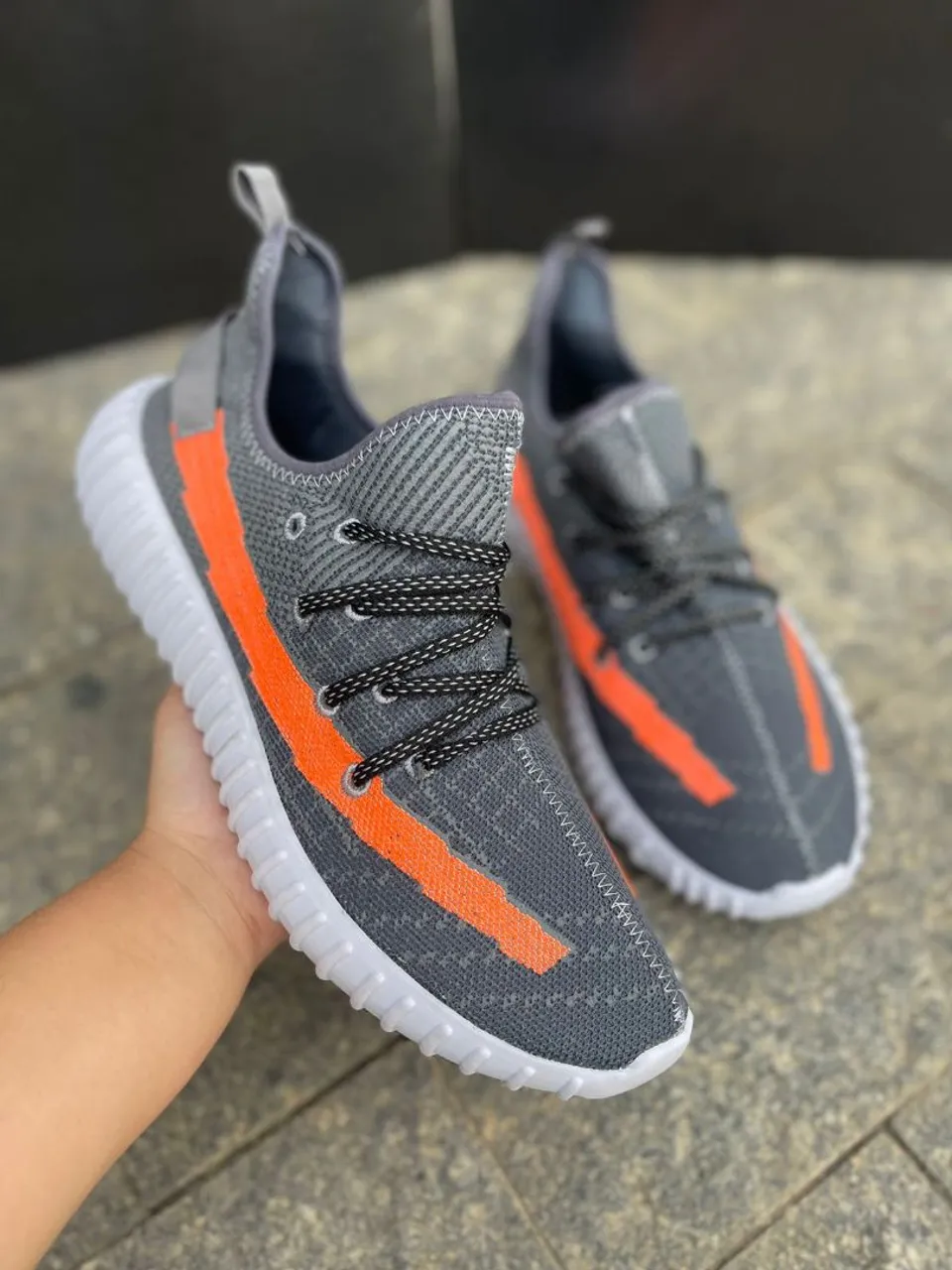 Tênis Esportivo Cinza com Detalhes Laranja