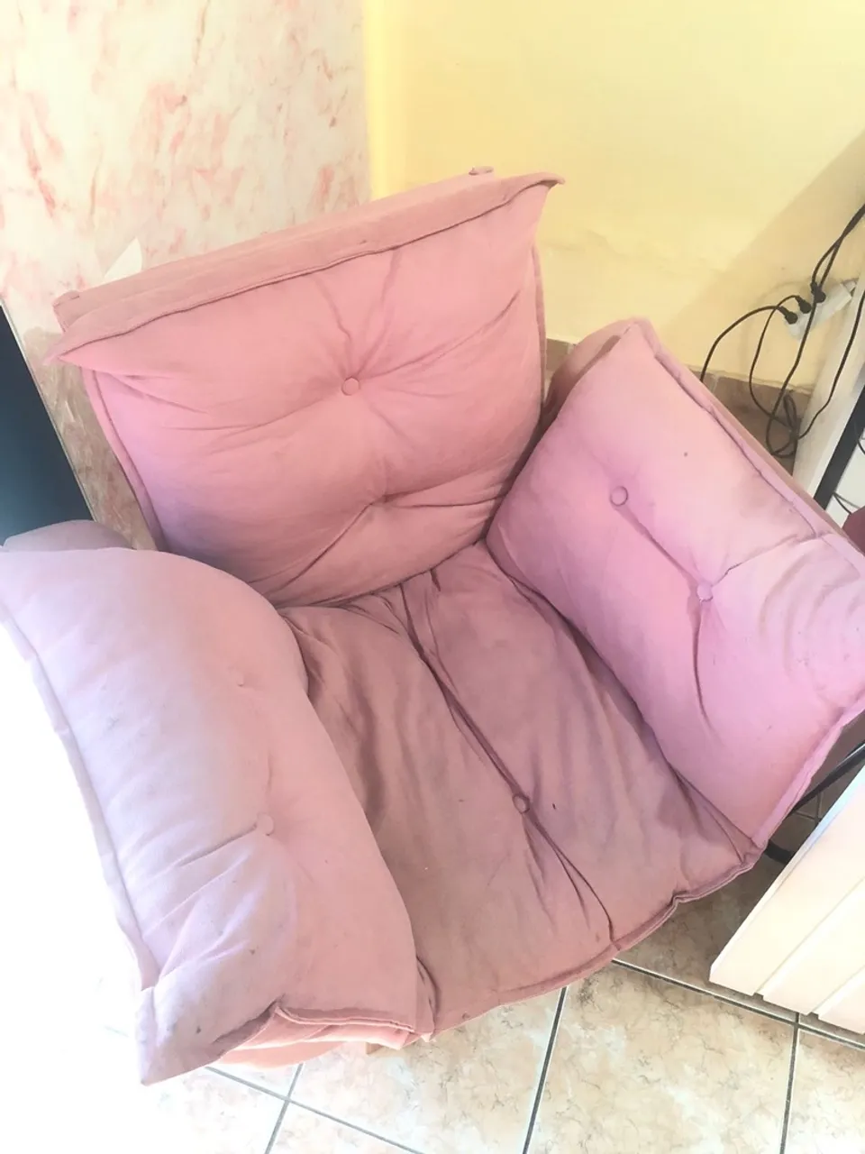 Poltrona Rosa Confortável e Charmosa