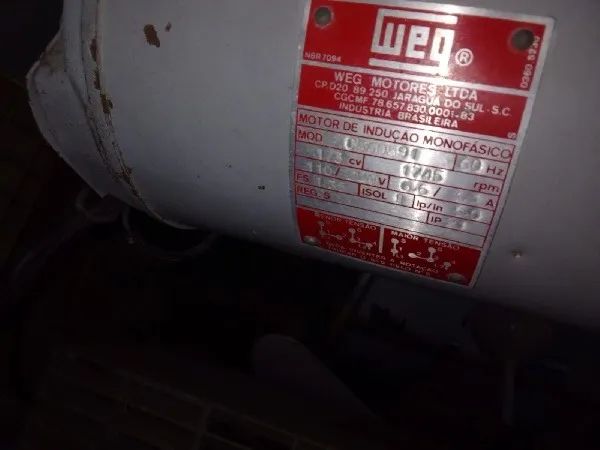 Máquina Overlock BenMa 3 fios. Precisa de limpeza e regulagem. Com motor 127v e bancada - Foto 6