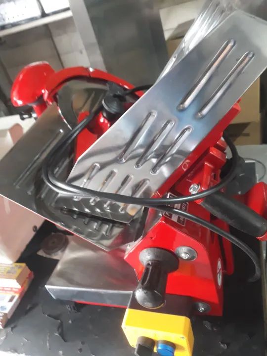 Cortador de frios e moedor de carne 
