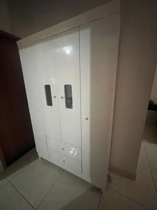 Guarda roupa branco 