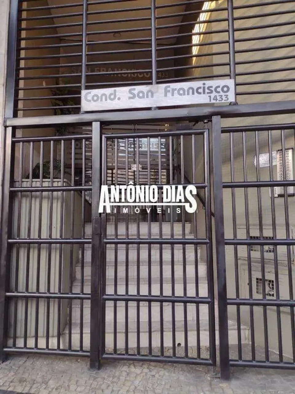 Apartamento de 1 quarto - Centro - Sem garagem