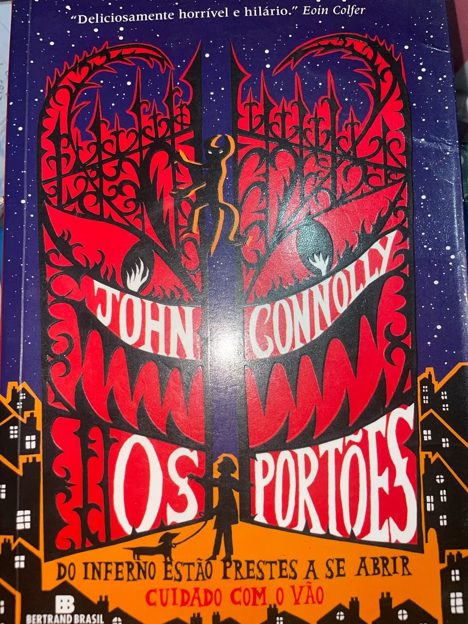 Livro ?os portões do inferno estão prestes a se abrir, cuidado com o vão