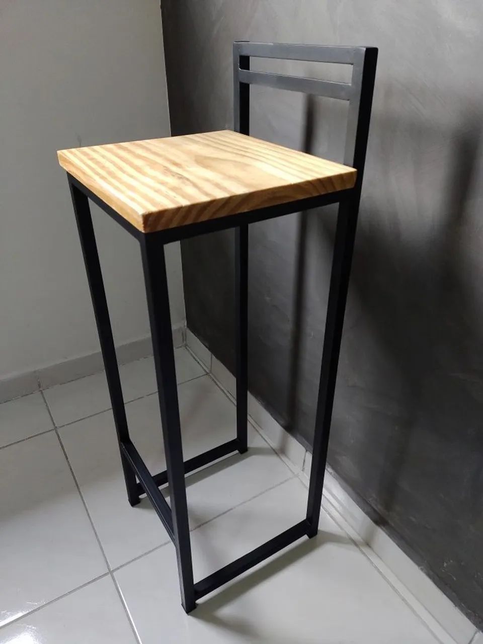 Banqueta com estrutura de metal e assento de madeira - Foto 2