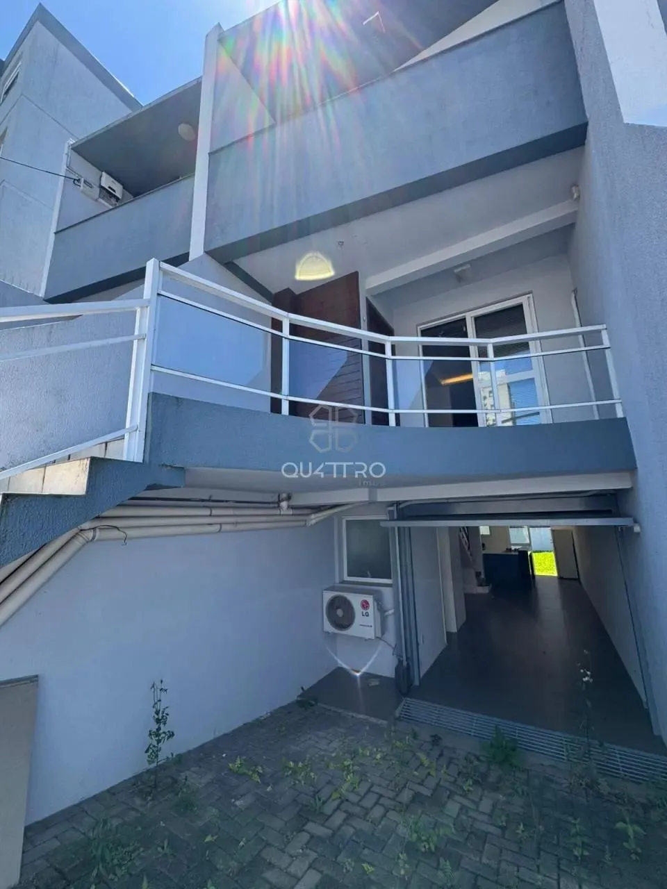 Sobrado triplex, semi mobiliado, com área gourmet, no Vinhedos.