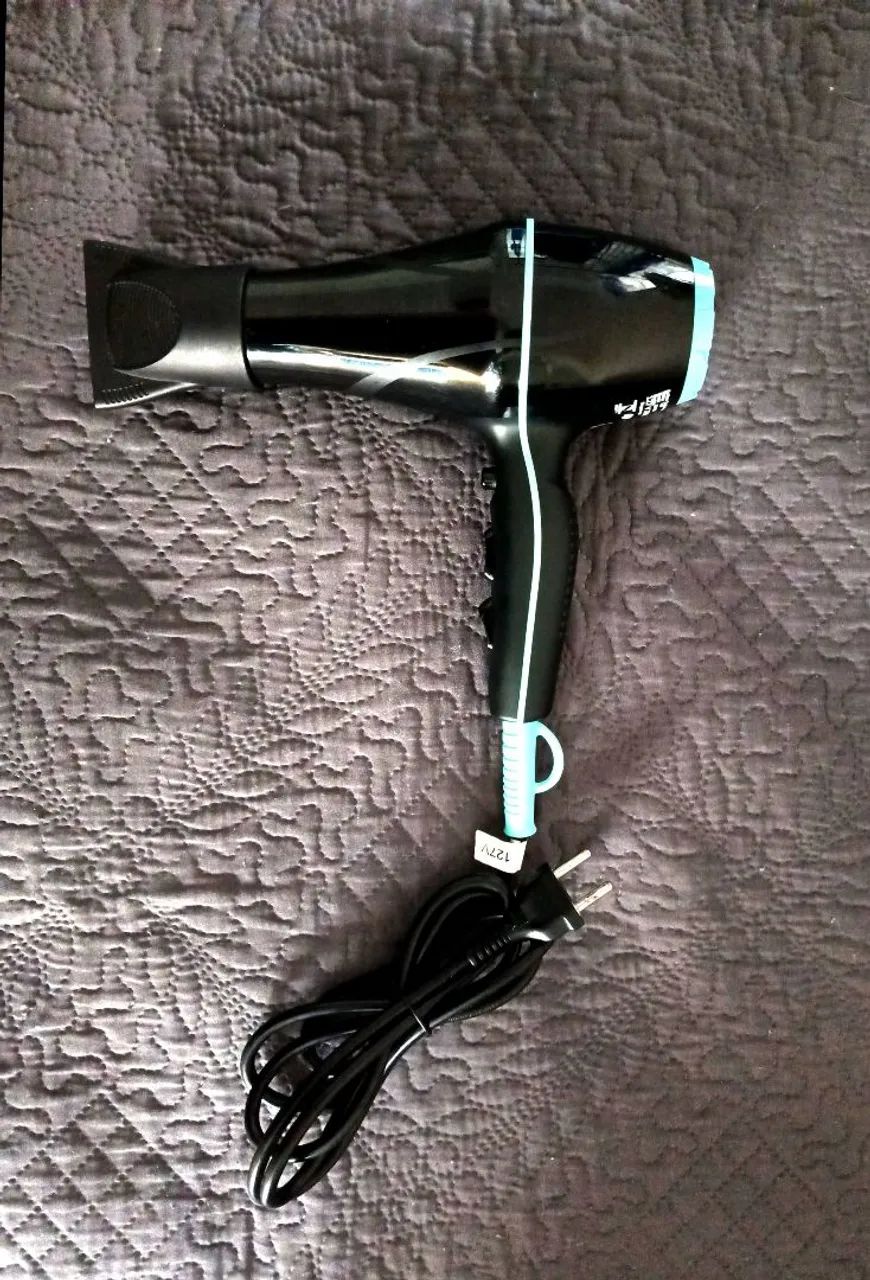 Secador de cabelo preto e azul