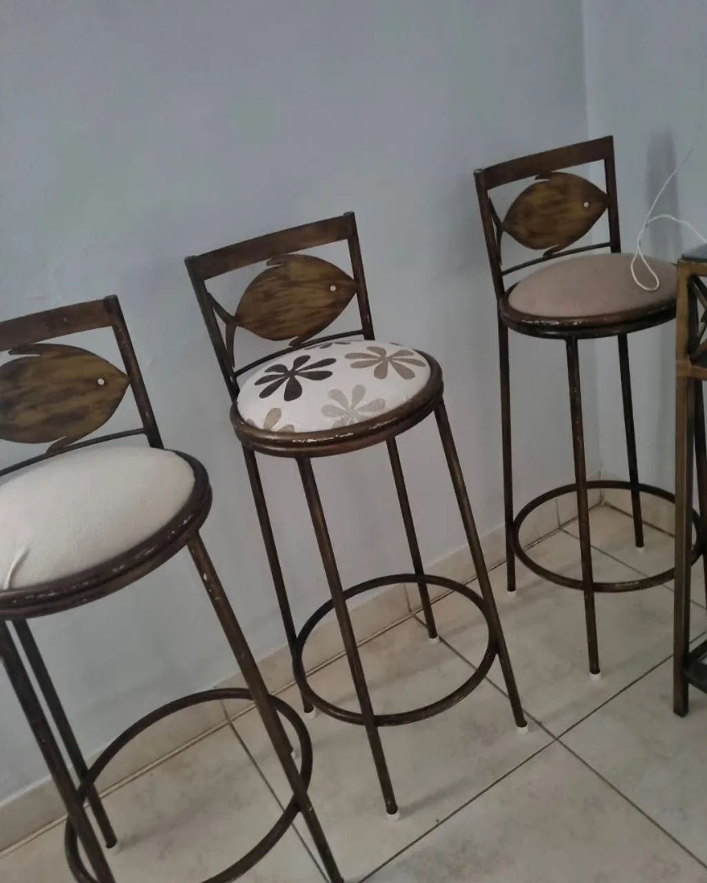 SO PESSOALMENTE , 3 cadeiras  em ferro  