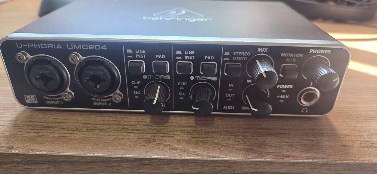Interface de áudio Behringer UMC204 - Foto 2