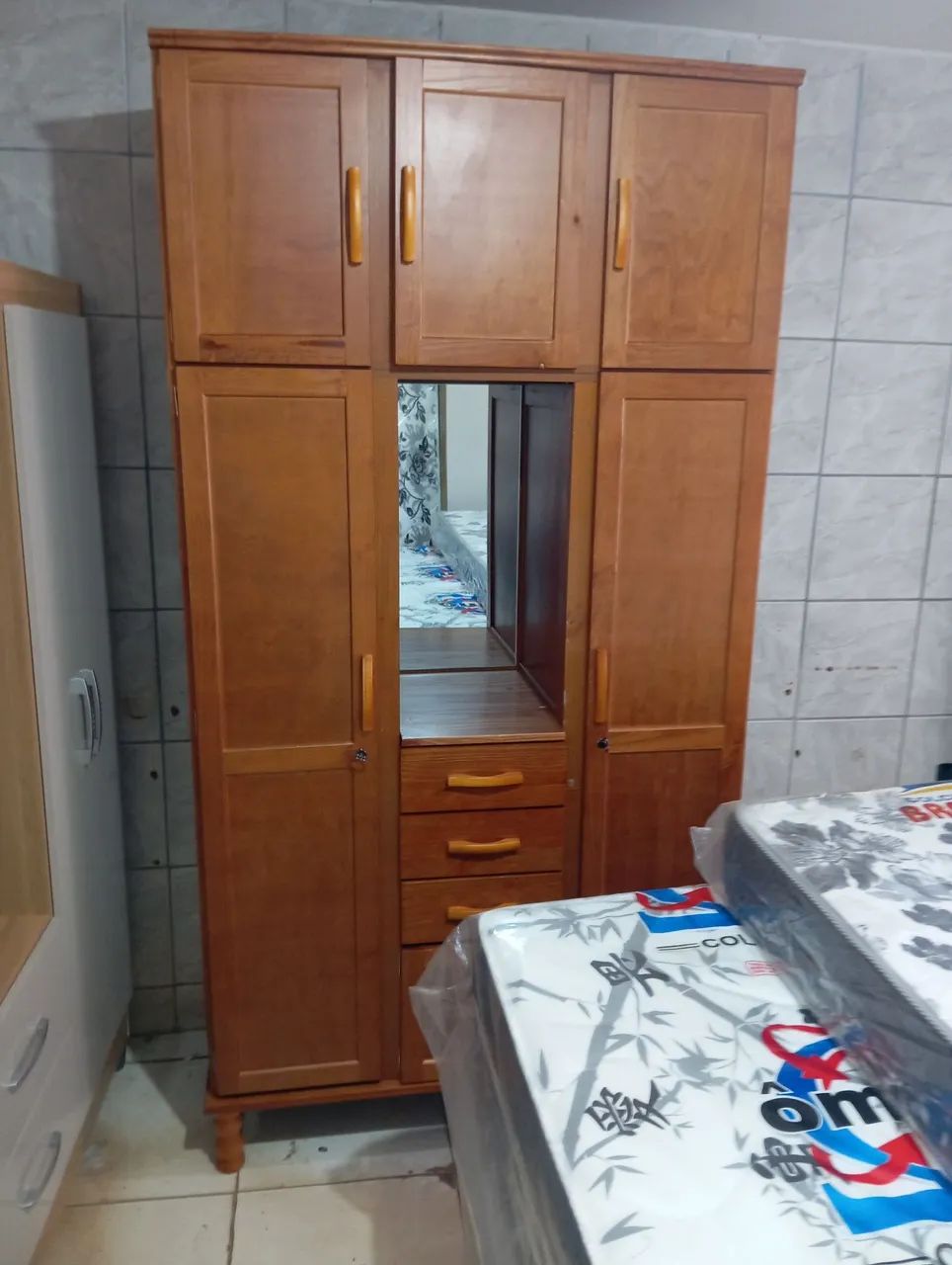 Guarda roupa novo em madeira 