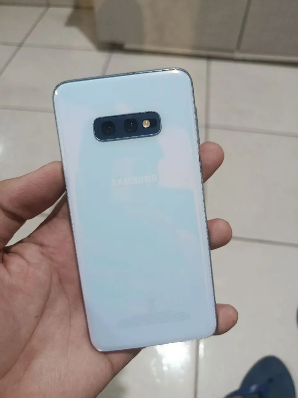 Samsung S10E, 128GB e 6 GB de RAM.