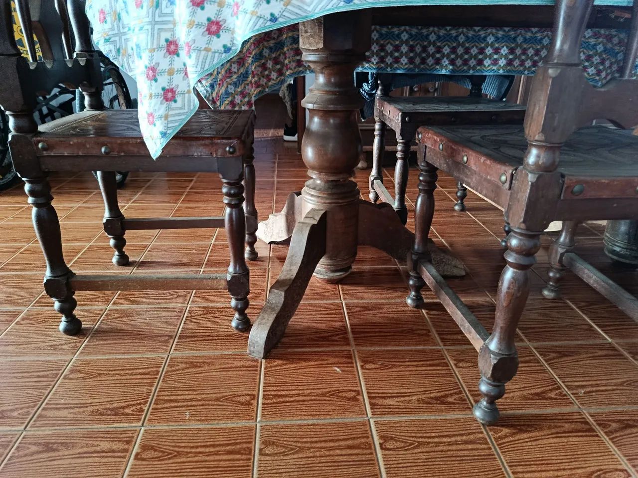 Mesa de jantar 6 cadeiras com assento em couro  - Foto 3
