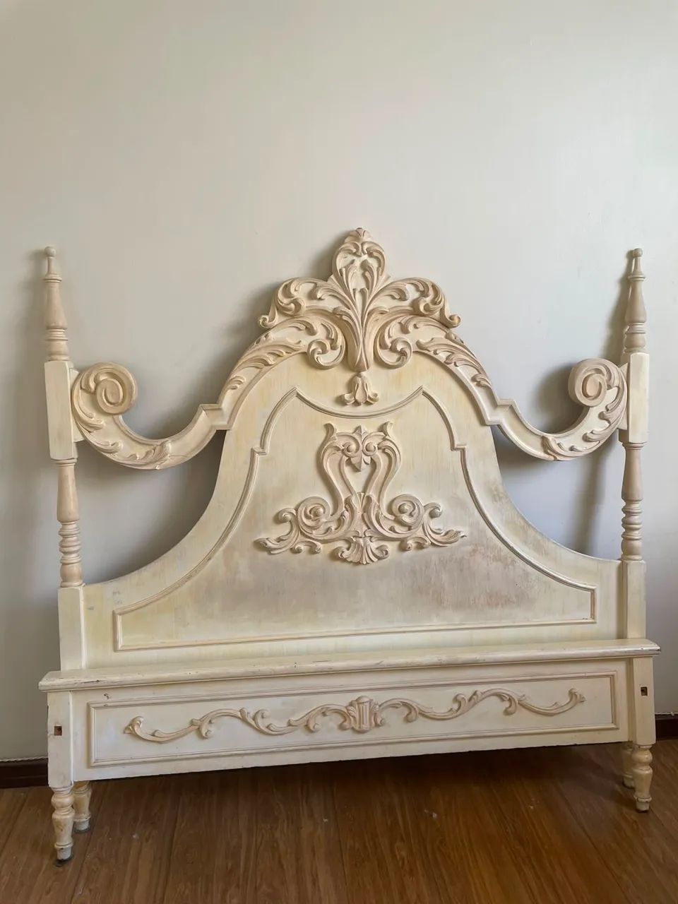 Conjunto cama, mesa de cabeceira e cômoda 