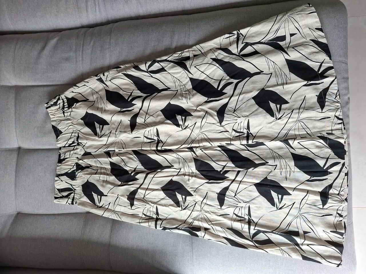Saia floral bege e preto - Foto 2