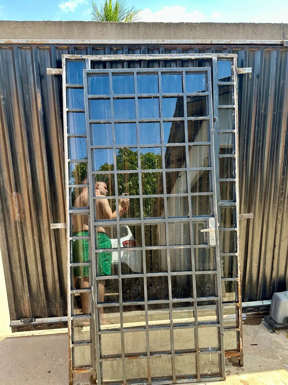 Vende-se porta de ferro com vidro - Foto 3