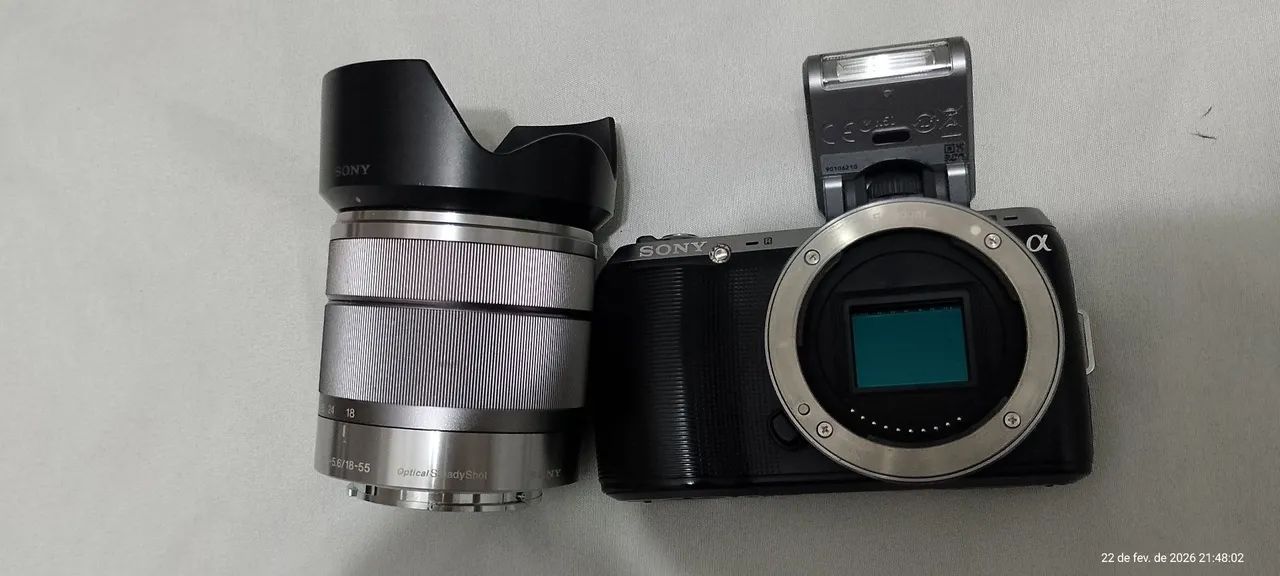 Câmera digital Sony NEX-3 com lente Sony SEL1855 18-55mm prateada