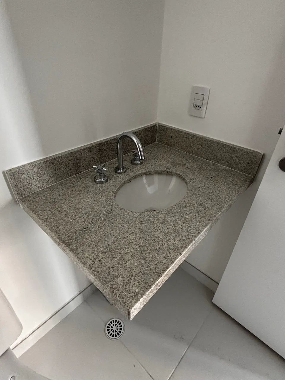 Bancada de banheiro em granito claro - Foto 3
