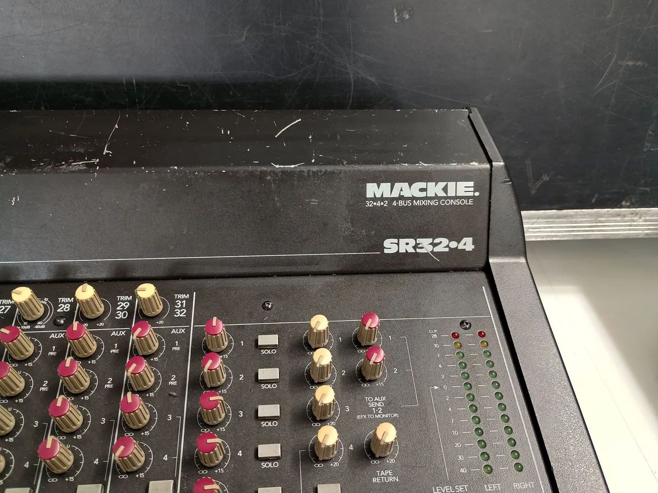 Mackie vlz Sr 32.4 mesa analógica 