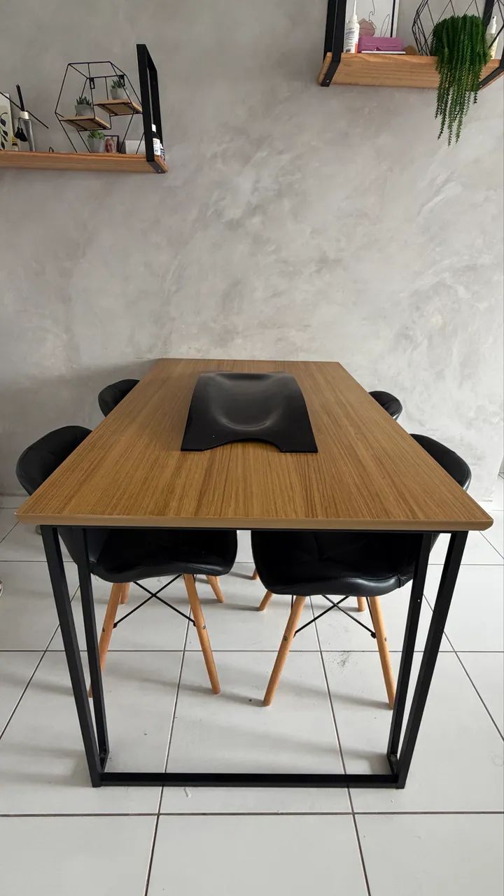 Mesa com 4 cadeiras 
