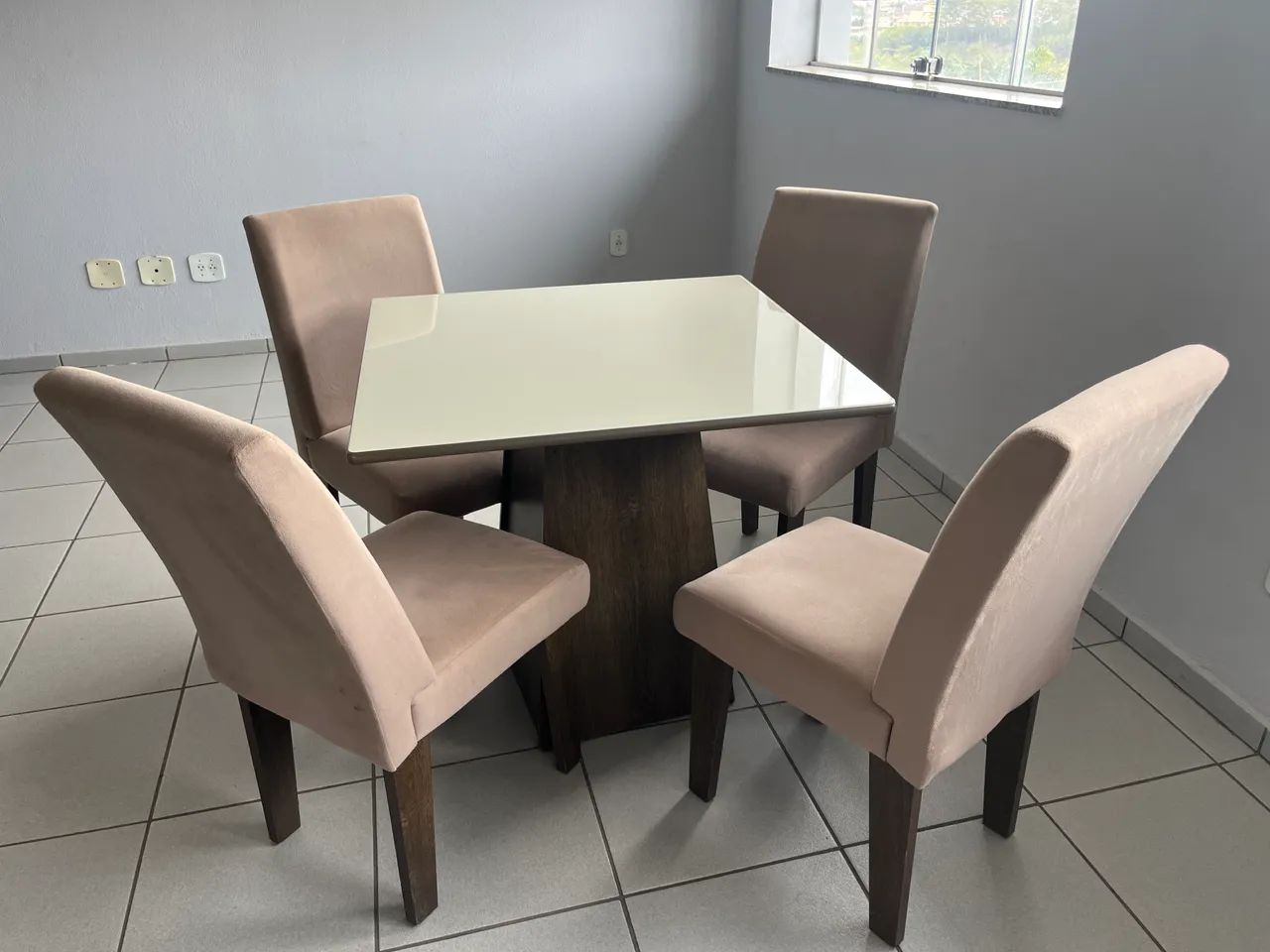 Mesa em laca clara com tampo de vidro