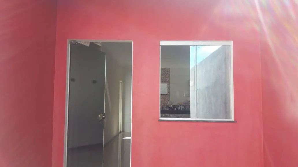 Vendo uma casa com garagem e quintal  - Foto 2