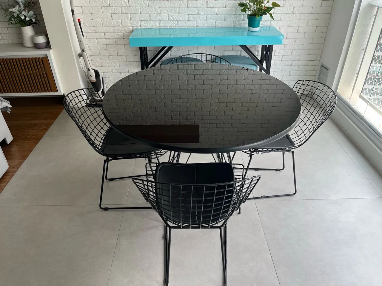 Conjunto de mesa e 4 cadeiras 