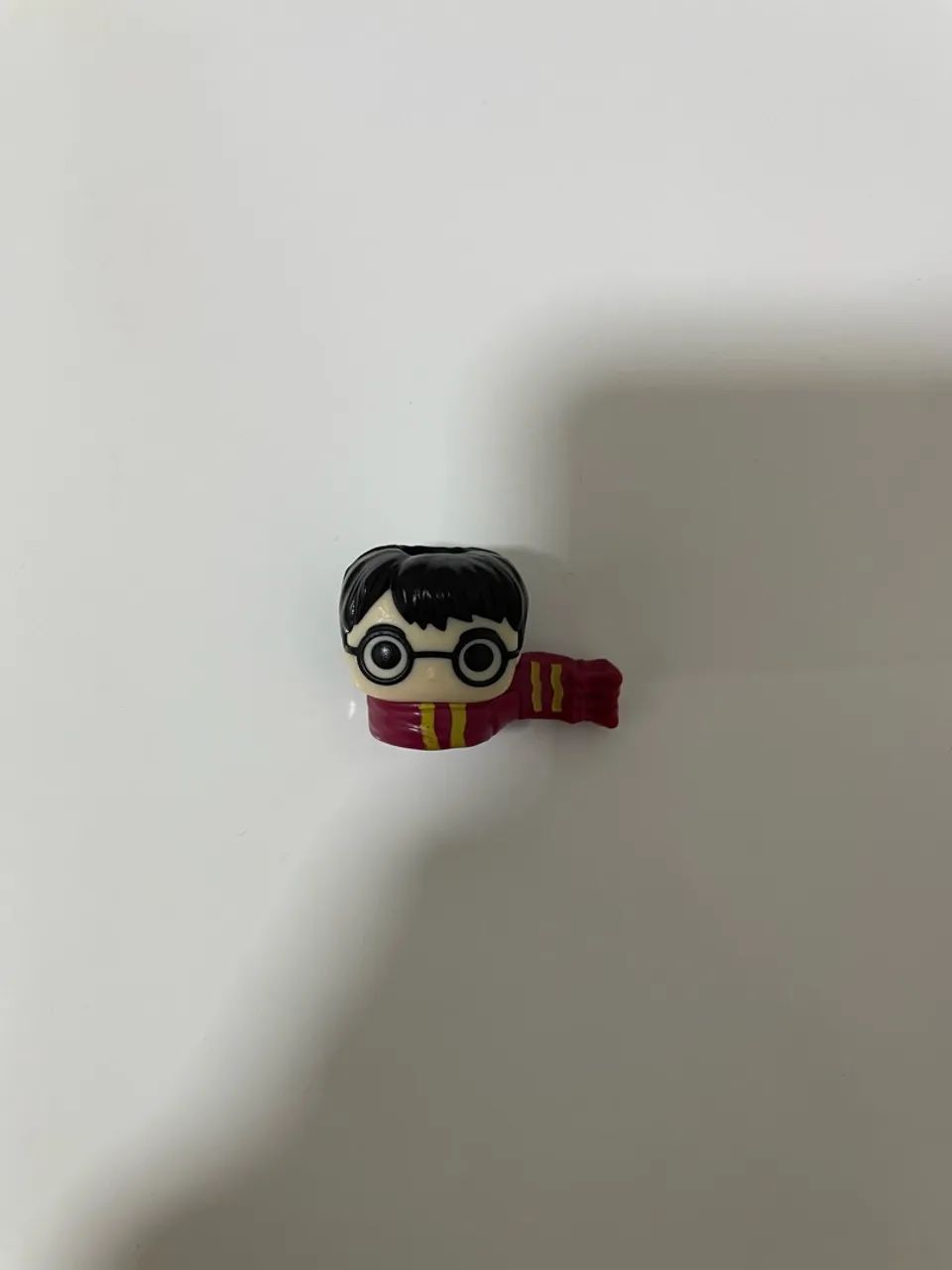 boneco kinder joy harry potter - harry de cachecol 