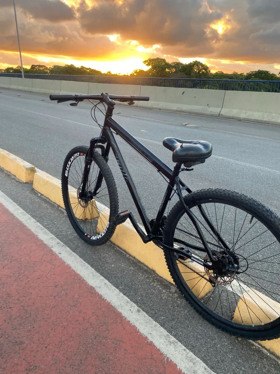 Bicicleta aro 29 em ótimo estado - Foto 5