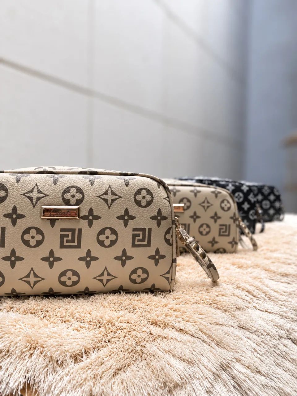 NECESSAIRE  no estilo preta e off white de coro  - Foto 3