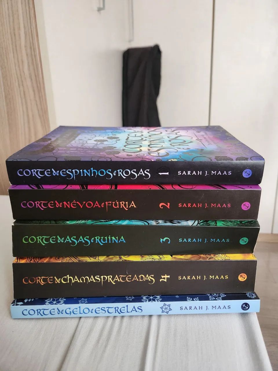 Coleção completa de livros "Corte de espinhos e rosas", Sara J. Mass