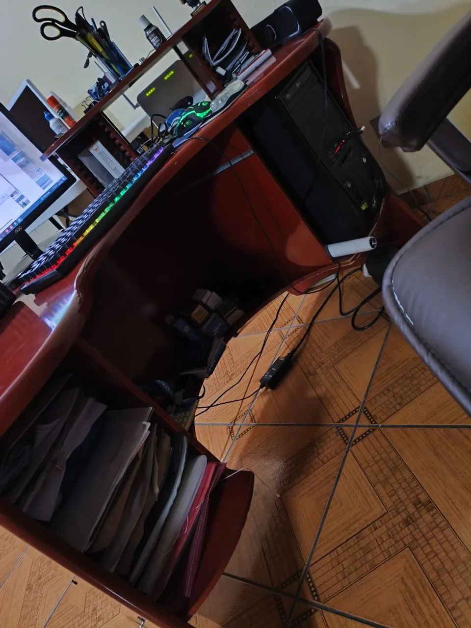 Vendo mesa de escritório/Pc em mogno  - Foto 3