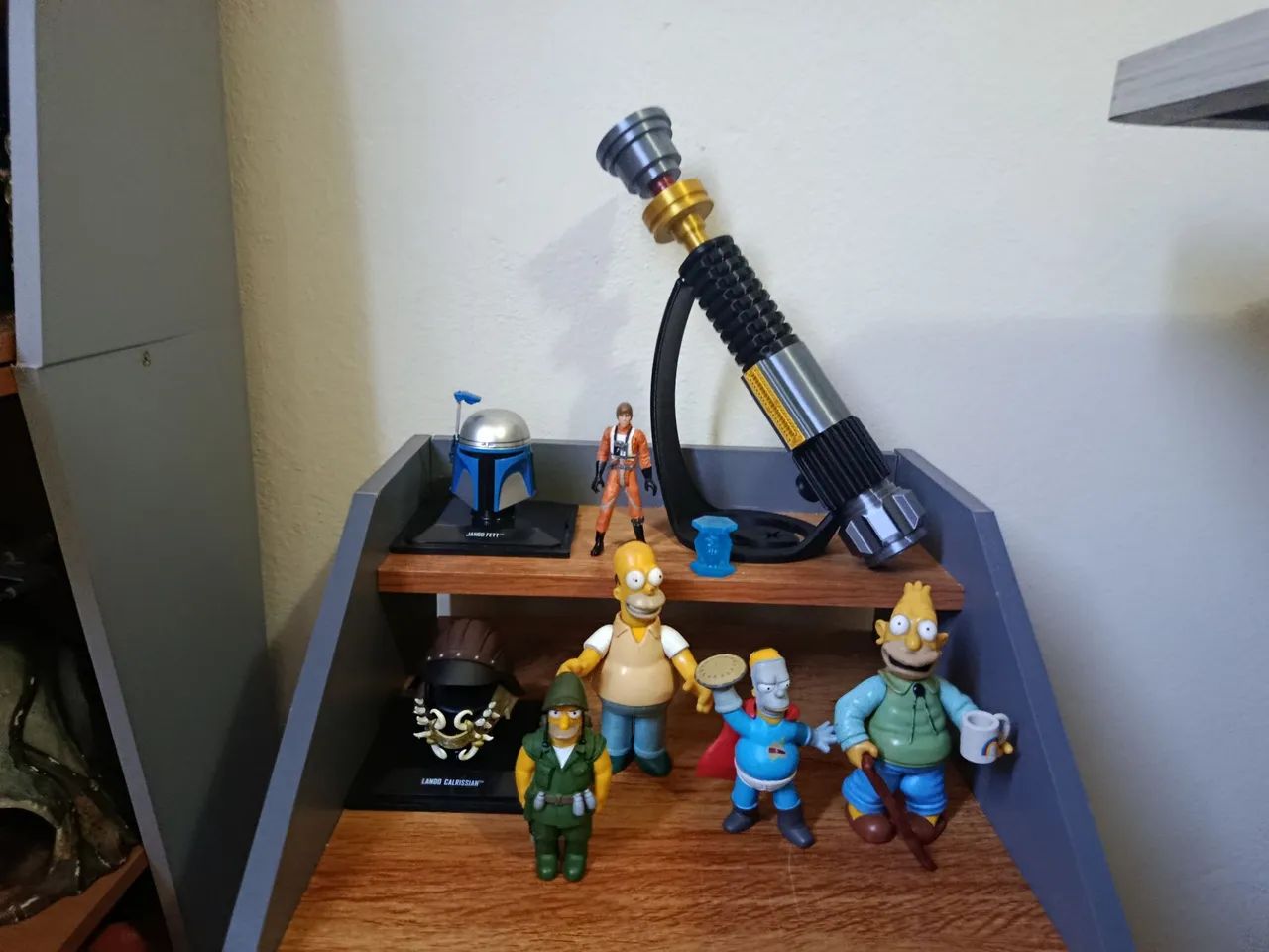 bonecos de star Wars e Simpsons e sabre de luz 