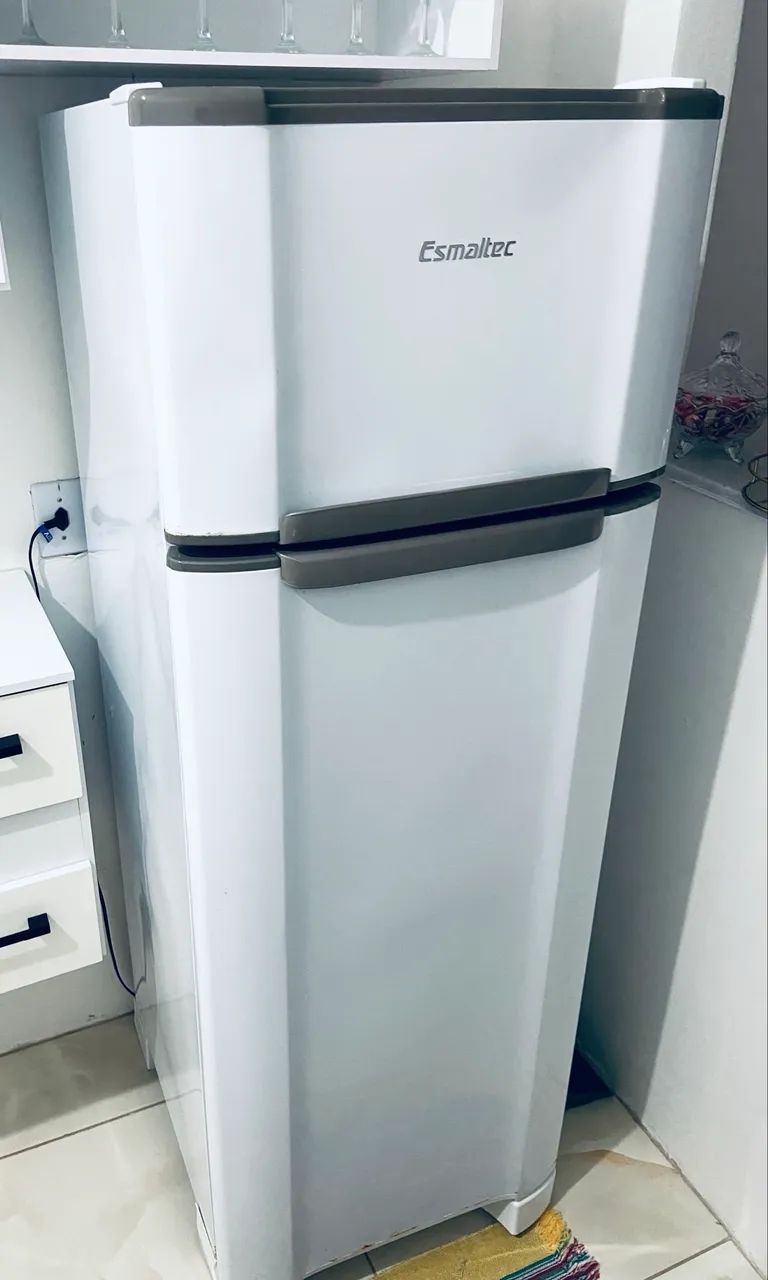 Geladeira Esmaltec Nova e Sem Uso 