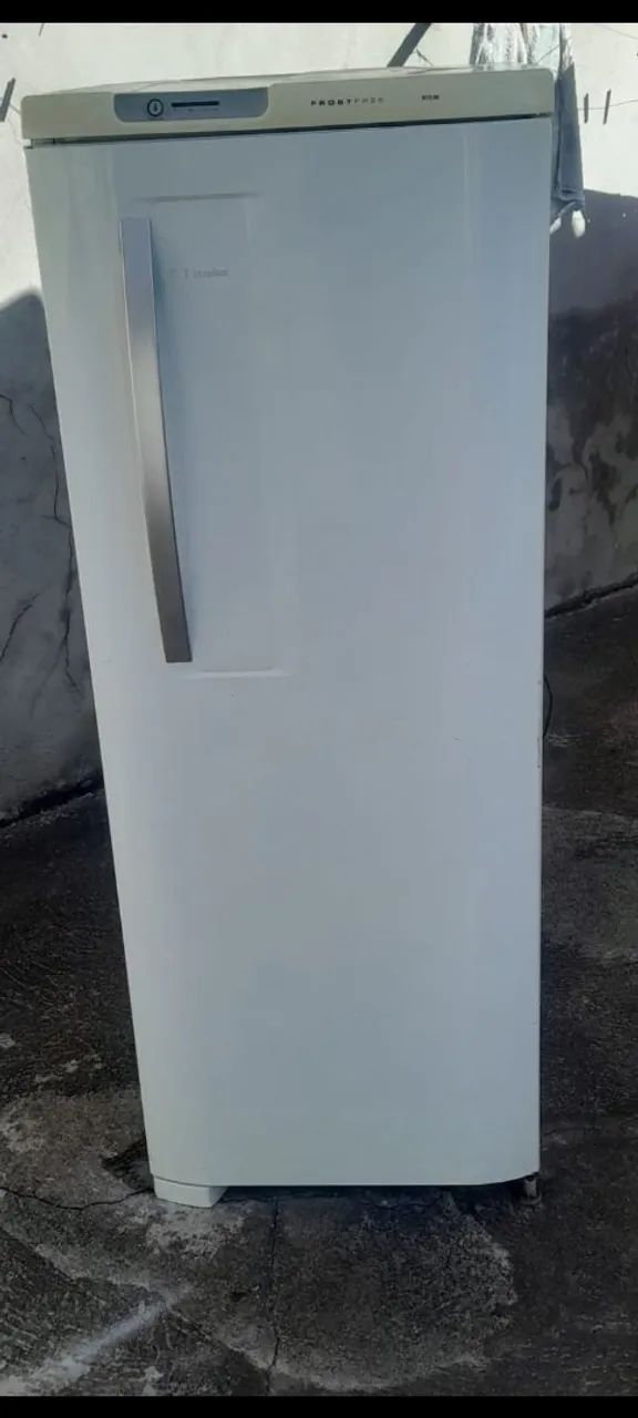 Geladeira eletrolux 220 V funcionando ótimo 