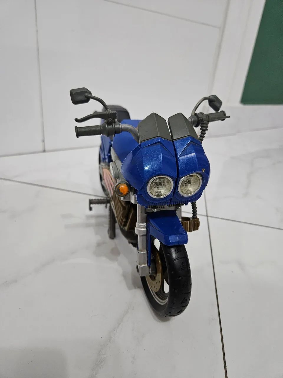 Moto azul Max Steel com farol funcionando - Foto 5