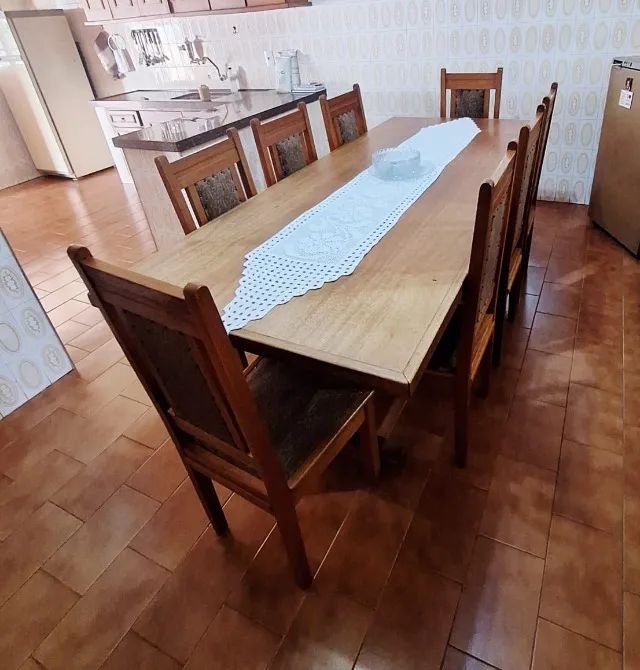 Mesa de Madeira Maciça com 8 Cadeiras
