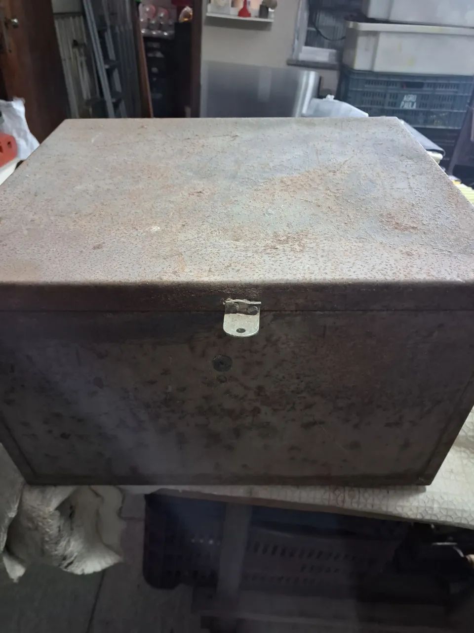 malete de ferro 42x42  profundidade 24 ... antiga 